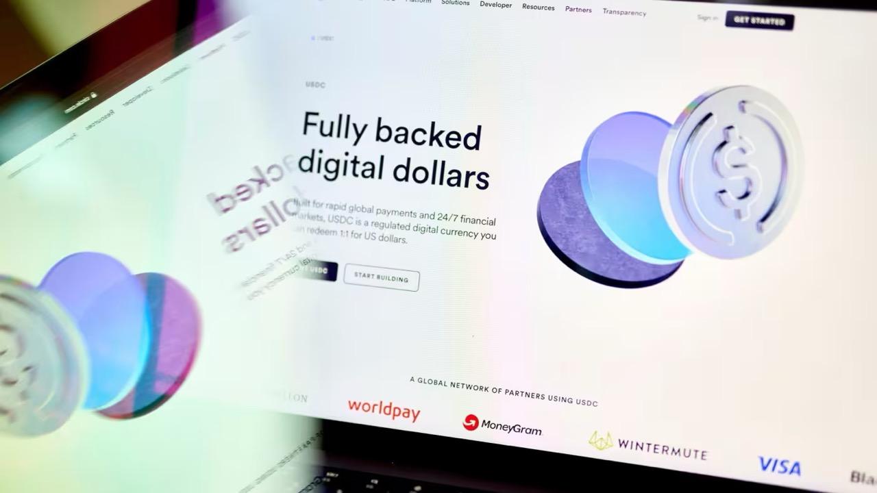 US Banks and Crypto Clash: The Battle Over Stablecoin Interest Sparks Fears of Trillion-Dollar Deposit Exodus