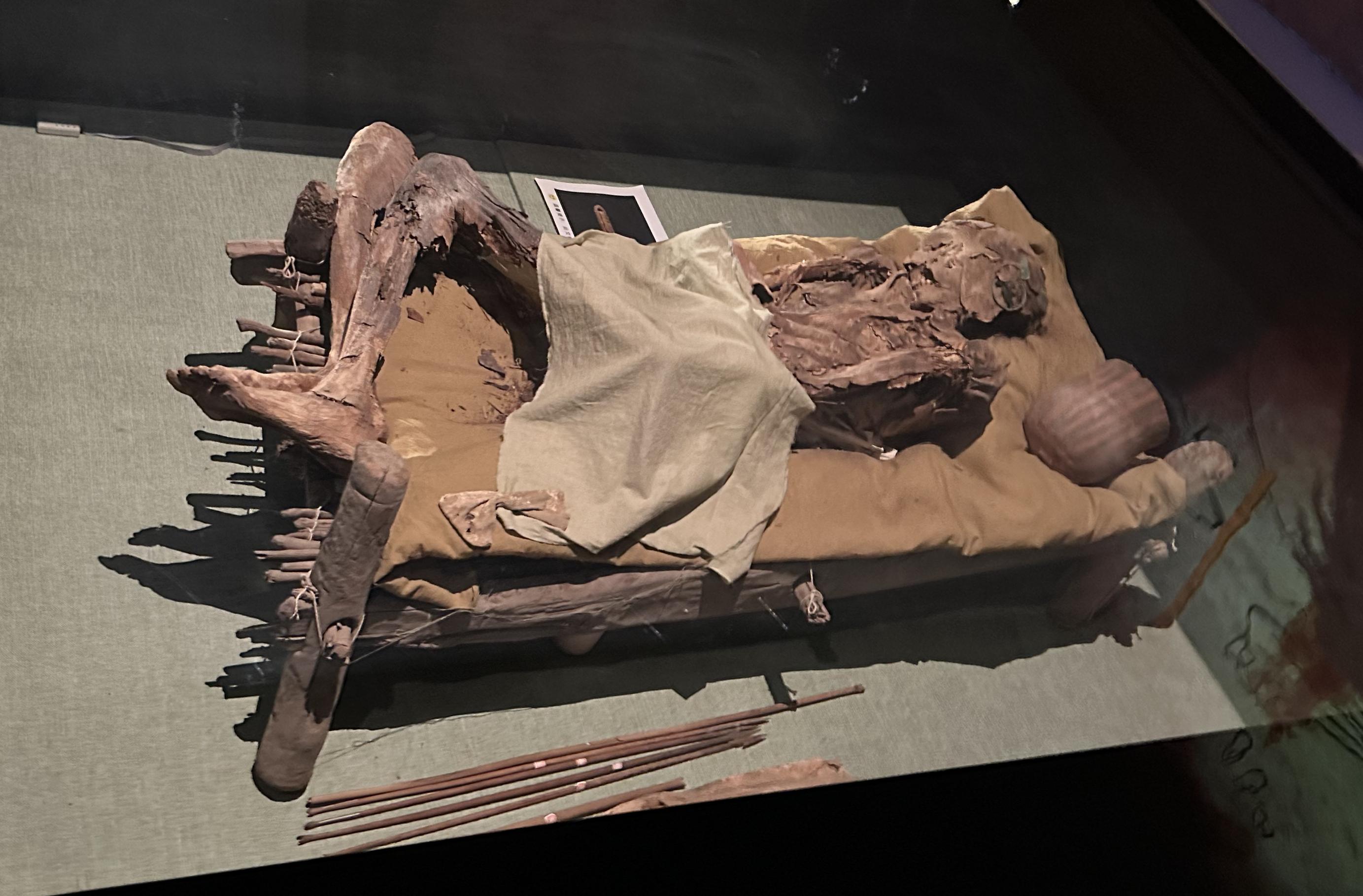 Ancient Genomes Reveal East–West Genetic Mixing Along the Eastern Tianshan Corridor