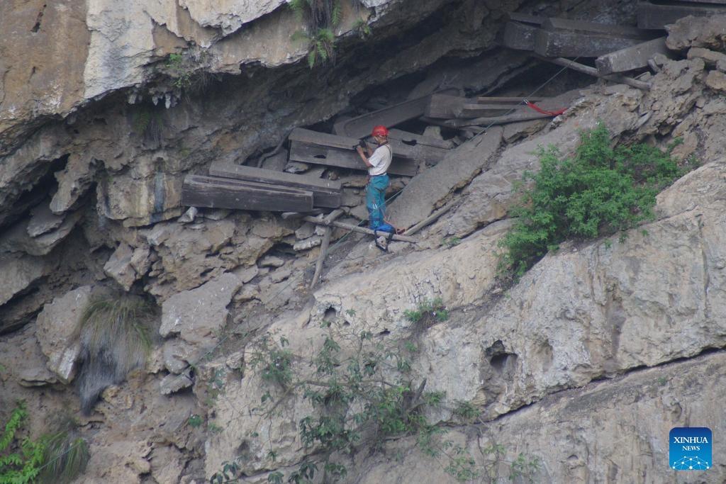Ancient DNA Reveals Cave-Burial Ancestry in the Formation of Kra–Dai and Hmong–Mien Peoples of Southwest China