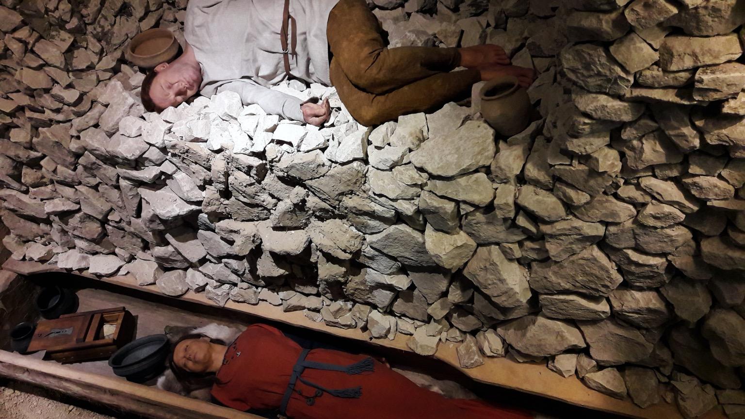 Cosmopolitan Goths: Archaeogenomic Evidence for a Genetically Diverse Masłomęcz Community in Late Iron Age Barbaricum