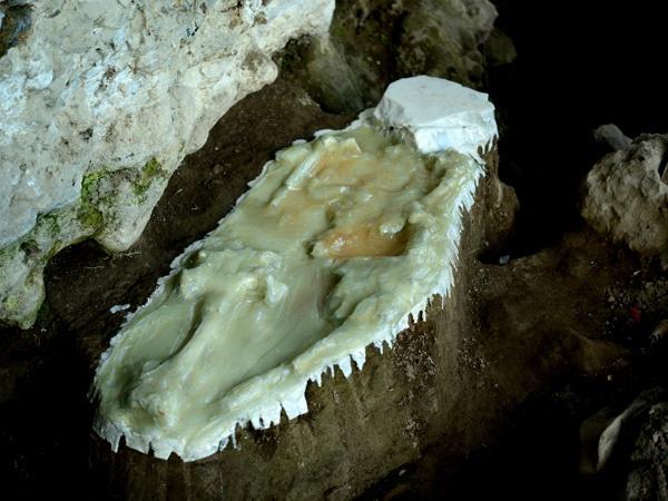 Reconstructing Indonesia’s Ancient West–East Genetic Divide Across Wallace’s Line