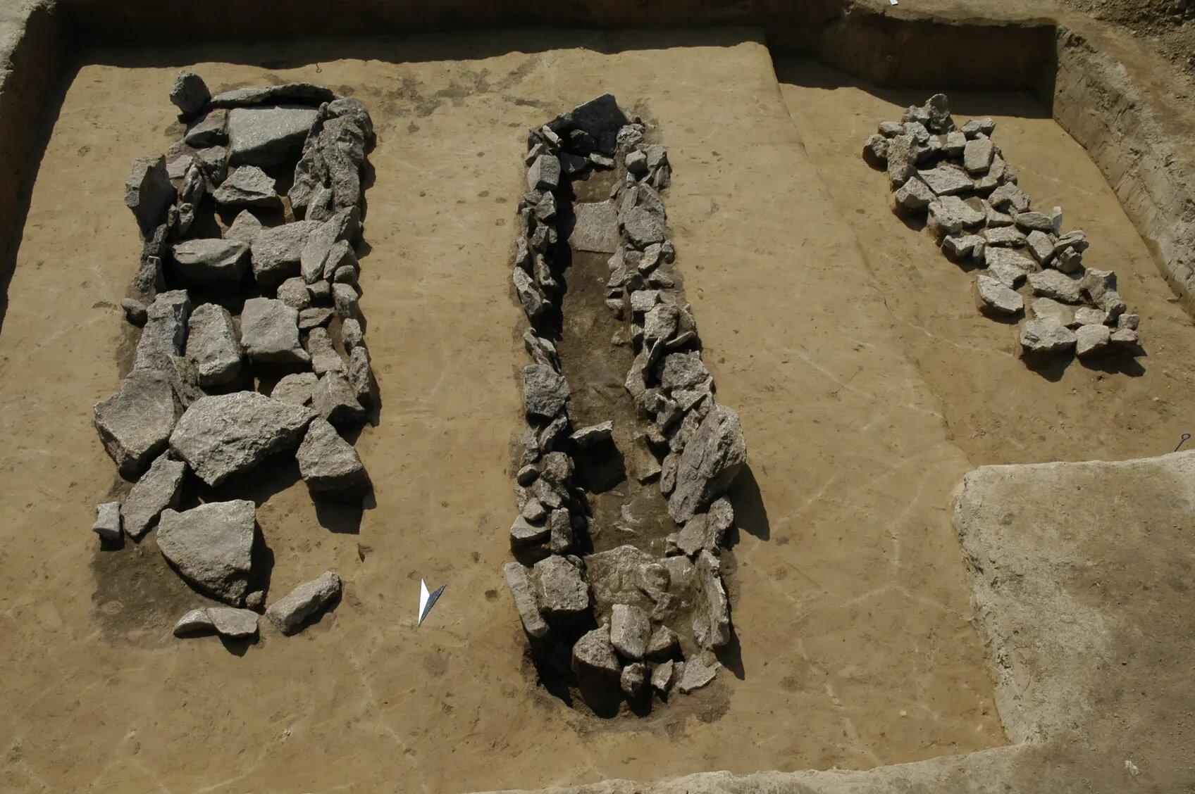 Late Bronze Age Central Europe: Ancient DNA, Isotopes and Burials Reveal Local Continuity Amid Cultural Change